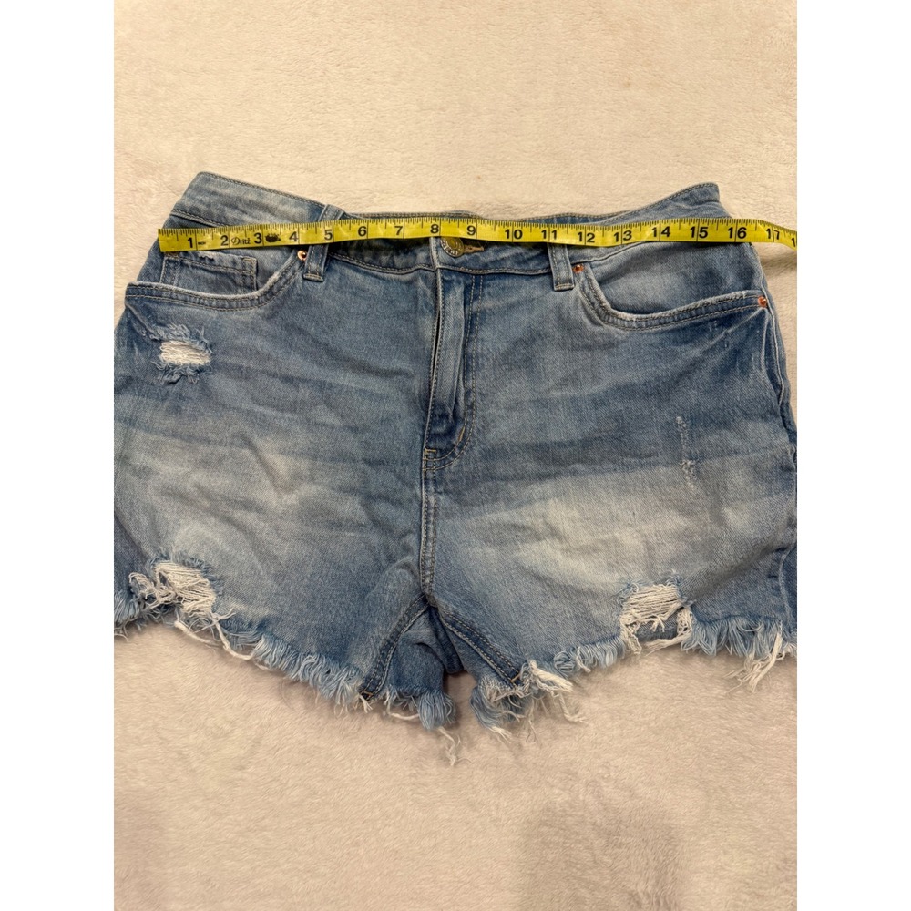 YMI Jeans USA Distressed Denim Shorts Light Wash Frayed Hem‎ Size 11/30 S307199 - Picture 4 of 7